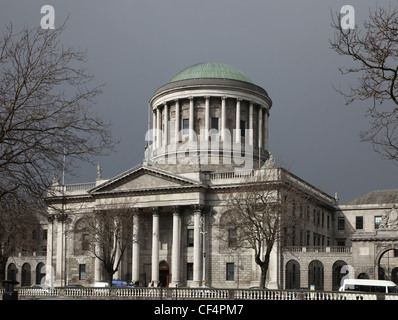 I quattro campi da tennis, la Repubblica di Irlanda il giudice principale edificio, sul fiume Liffey a Dublino. Il Four Courts fu costruito betwee Foto Stock