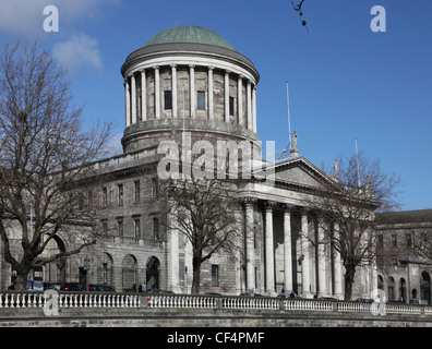 I quattro campi da tennis, la Repubblica di Irlanda il giudice principale edificio, sul fiume Liffey a Dublino. Il Four Courts fu costruito betwee Foto Stock