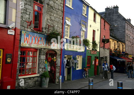 1580 shop fronti in Quay Street, Galway. Foto Stock