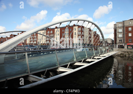 James Joyce Bridge, un singolo span strada ponte congiungente Usher's Island a North Quays oltre il fiume Liffey. Il ponte è stato design Foto Stock