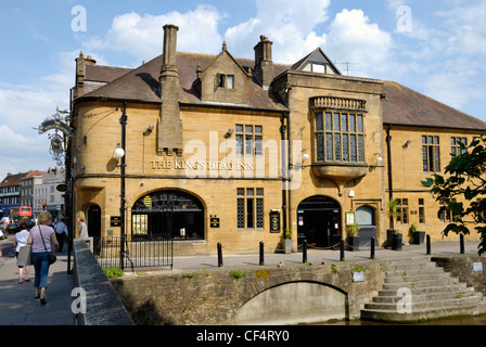 La King's Head Inn lungo il fiume Avon in Salisbury. Foto Stock