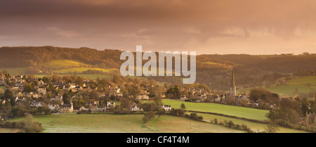 Vista sulla valle Painswick e il villaggio Costwold di Painswick all'inizio inverno mattina, Gloucestershire, Regno Unito Foto Stock