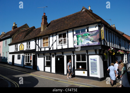 Il cane viola pub (una volta che il Clarence) all'angolo di Eld Lane a Colchester. Foto Stock