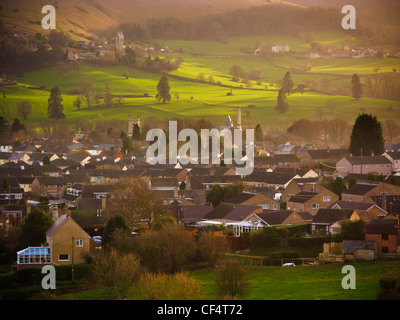 Le case di Cashes verde con colline in background in Stroud, Gloucestershire, Regno Unito Foto Stock