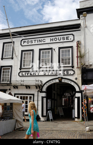 L'Angel Posting House & Livery è l'ultimo residuo coaching inn a Guildford e ha record risalenti al XVI secolo Foto Stock