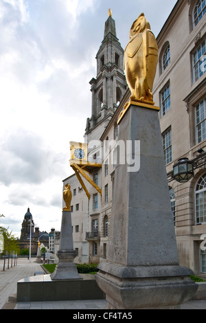 Il Gufo dorato sculture sulla parte superiore della pietra di Portland obelischi al di fuori di Leeds Sala Civica. Foto Stock