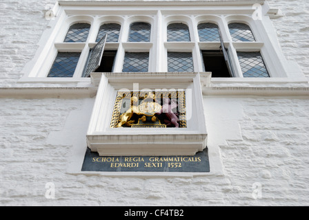 Il Royal crest del vecchio edificio del Royal Grammar School, Guildford. Una carta è stata concessa dal re Edward Vl nel 1552 stat Foto Stock