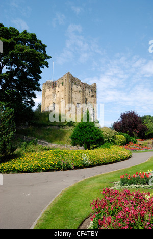 Castello di Guildford torre e giardini. Il castello ha cominciato fuori come un Norman motte e bailey, castello costruito subito dopo il 1066. Unde Foto Stock