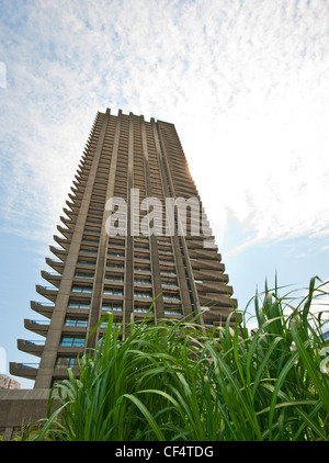 Cromwell Tower al Barbican station wagon, uno di Londra più alte torri residenziali. Foto Stock