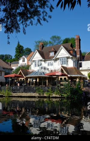 Il Weyside Inn dal fiume Wey navigazione in Guildford. Foto Stock