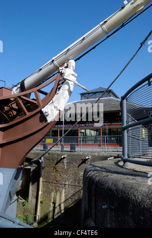 La prua della replica tre sorelle la nave dei pirati al Dock di tabacco. La nave è in esposizione permanente ed è rappresentante della Foto Stock