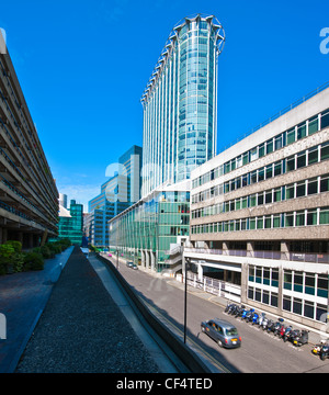 Ufficio moderno sviluppi di fronte al Barbican Station Wagon nella città di Londra. Il Barbican Station Wagon è stato costruito come un risultato di massa Foto Stock