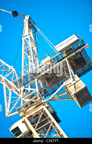 La parte superiore di una gru a torre, utilizzati per la costruzione di un edificio alto. Foto Stock