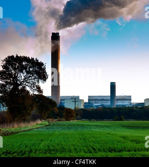 Vista su campi verso il fumo versando al di fuori di un camino a Drax Power Station. Foto Stock