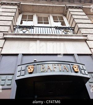 Portico di ingresso agli uffici di BAFTA britannico (Accademia di Cinema e Arti Telvision) in Piccadilly. Il portico dispone styiis Foto Stock