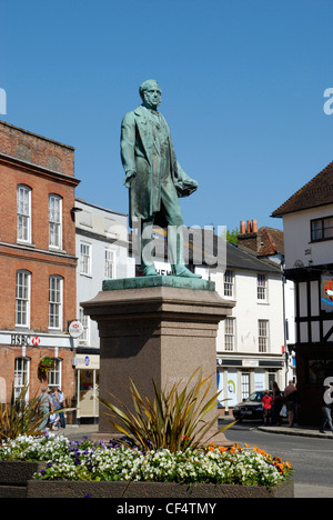 Una statua di Lord Palmerston in luogo di mercato, Romsey. Lord Palmerston fu due volte Primo Ministro tra 1855 e 1865. Foto Stock