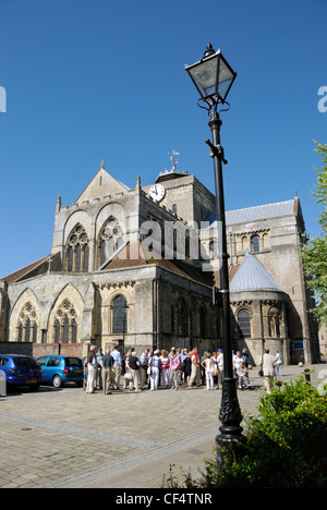 Turisti al di fuori di Romsey Abbey, la più grande chiesa parrocchiale in Hampshire. Foto Stock