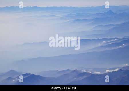 Vista aerea delle Alpi italiane in early morning mist, Italia, Europa Foto Stock