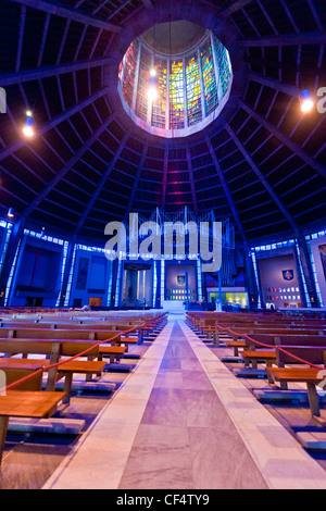 L interno della Chiesa Cattedrale Metropolitana di Cristo Re, noto come Liverpool Metropolitan Cathedral. Foto Stock