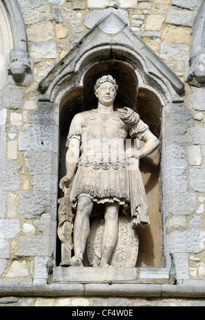 Una statua di George III in abito romano al di sopra del Bargate, una costruzione normanna in Southampton che una volta faceva parte del ci fortificato Foto Stock