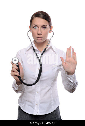 Spaventata medico medico femmina mostra stop gesto isolato su bianco Foto Stock
