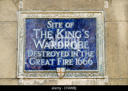 Targa blu segna il sito del re guardaroba, distrutto nel Grande Incendio di Londra 1666. Foto Stock