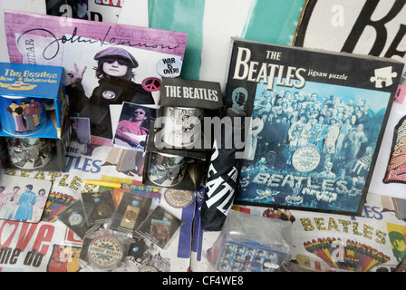 Una chiusura di memorabilia dei Beatles in una vetrina in Baker Street. Foto Stock