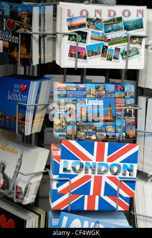 Londra cartoline per la vendita in uno stand al di fuori di un negozio di souvenir. Foto Stock