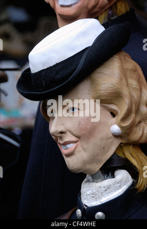 Parodia satirica maschera dell'ex primo ministro britannico Margaret Thatcher su uno stallo del mercato di Portobello Road. Foto Stock