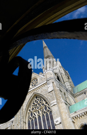 La guglia della Cattedrale di Chichester visto dal chiostro. La guglia è un punto di riferimento per i marinai come Chichester è il solo Engli Foto Stock