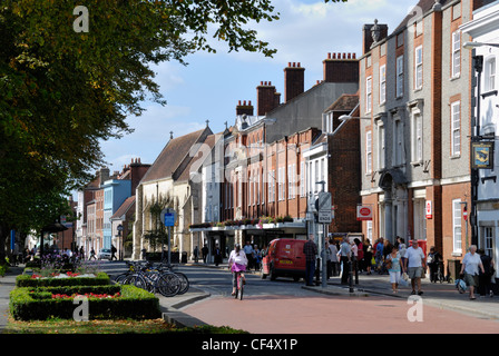 Alla fine della zona pedonale in West Street nel centro di Chichester. Foto Stock