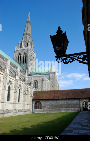 Chichester Cathedral e l'edificio Cloister. La guglia è un punto di riferimento per i marinai come Chichester è il solo inglese visi cattedrale Foto Stock