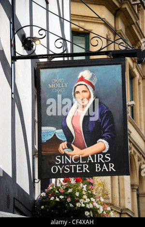 Un segno per Sinclairs Oyster Bar in Cathedral Gates, Manchester. Il pub risale al 1720. Foto Stock