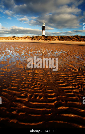 Il faro in disuso a disprezzare il punto (Spurn TESTA) sulla riva nord della foce dell'Humber Estuary. Foto Stock