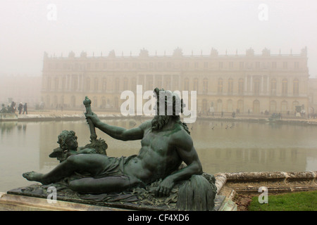 La statua del Nettuno nella reggia di Versailles a Parigi, Francia, 27 dicembre 2011. Foto Stock