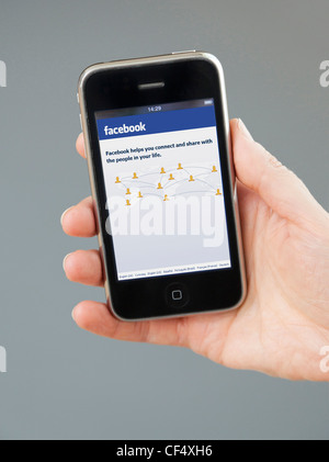 Uso di Facebook su iPhone Foto Stock