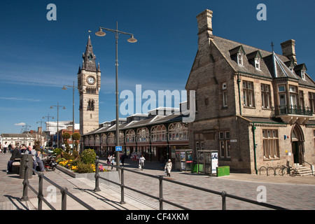 La piazza del mercato di Clock Tower dal mercato Vittoriano Hall nel centro di Darlington. Foto Stock