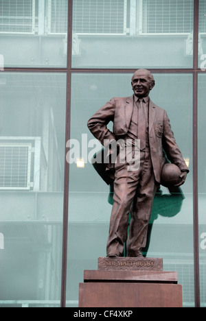 Statua di Sir Matt Busby al di fuori di Old Trafford, casa del Manchester United Football Club. Foto Stock