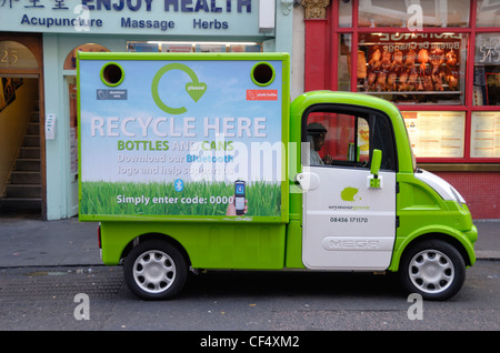Un verde Seymour mobili di riciclaggio elettrico veicolo in Chinatown. Il compito che si propone il veicolo è quello di fornire una scarsa facilità di riciclaggio Foto Stock