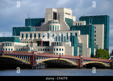 Il SIS edificio (anche noto come MI6 edificio), sede del British Secret Intelligence Service sul lato sud di Foto Stock