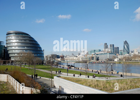 Municipio, casa della Greater London Authority (GLA) sulla riva sud del Tamigi di fronte alla città di Londra. Foto Stock