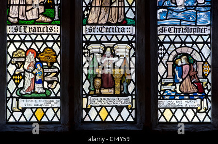 Il vetro macchiato in San Lorenzo è la Chiesa, Rowington, Warwickshire, Inghilterra, Regno Unito Foto Stock