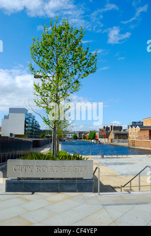 Sviluppo residenziale intorno a City Road bacino, parte del Regent's Canal a Londra. Foto Stock