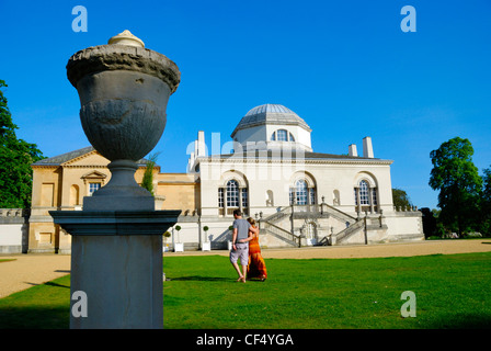 Un paio di camminare su un prato a Chiswick House, un neo-villa palladiana costruita dal terzo conte di Burlington nel 1729 a showcas Foto Stock