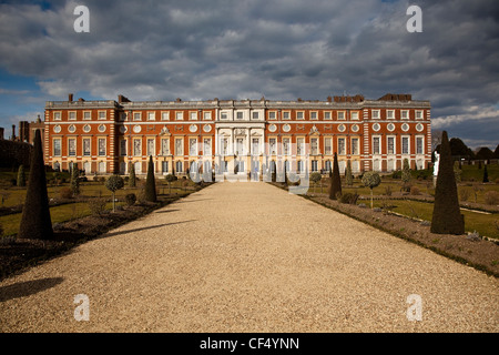 Il percorso che conduce attraverso la grande fontana Giardino a Hampton Court Palace. Foto Stock