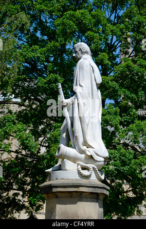 Statua del vice ammiraglio Horatio Nelson nella motivazione di Norwich Cathedral, vicino a Norwich School (precedentemente il re Edoardo VI Foto Stock