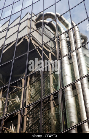 Lloyds di Londra la costruzione di riflesso in un vetro rivestito di edificio di uffici nella città di Londra. Foto Stock