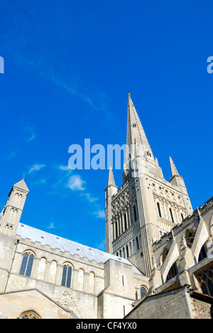 Norwich Cathedral, una chiesa di Inghilterra Cattedrale con una bella torre normanna, terminata nel 1145. Foto Stock