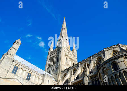 Norwich Cathedral, una chiesa di Inghilterra Cattedrale con una bella torre normanna, terminata nel 1145. Foto Stock