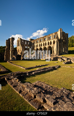 Le rovine di Rievaulx Abbey, un ex abbazia cistercense fondata nel 1132 e sciolto da Enrico VIII nel 1538. Foto Stock